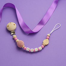 Lade das Bild in den Galerie-Viewer, Schnullerkette mit Namen rosa käfer