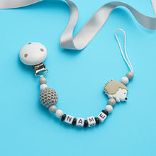 Lade das Bild in den Galerie-Viewer, Schnullerkette mit namen Igel