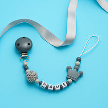 Lade das Bild in den Galerie-Viewer, Schnullerkette mit Namen grau krone