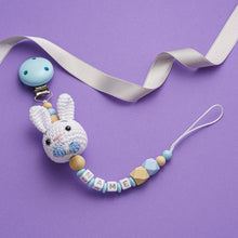 Lade das Bild in den Galerie-Viewer, Schnullerkette mit Namen blau hase